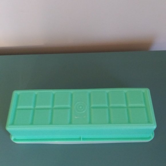 Tupperware Set of Two Containers Celery Crisper & Bread Keeper - Picture 4 of 10